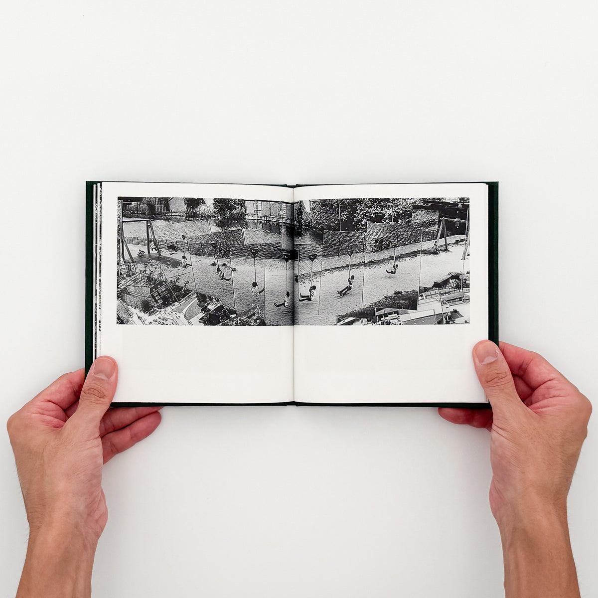 西野壮平『SHORT STORIES: Amsterdam』。2014年撮影の《Diorama Map》からアムステルダムの都市風景と細部を再構成した、2026年Migo刊の写真集。巻末にコラージュ作品全体図の折り込み付き。
