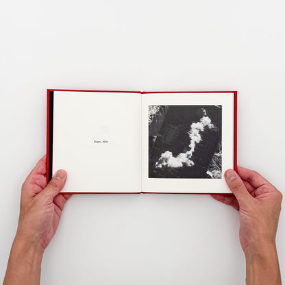 西野壮平『SHORT STORIES: Beppu』。2020年に大分県別府市の約200か所の温泉を撮影した《Diorama Map》から、共同浴場と人々の姿を再構成した2023年Migo刊の写真集。64頁、パノラマ図版の折り込み2点付き。