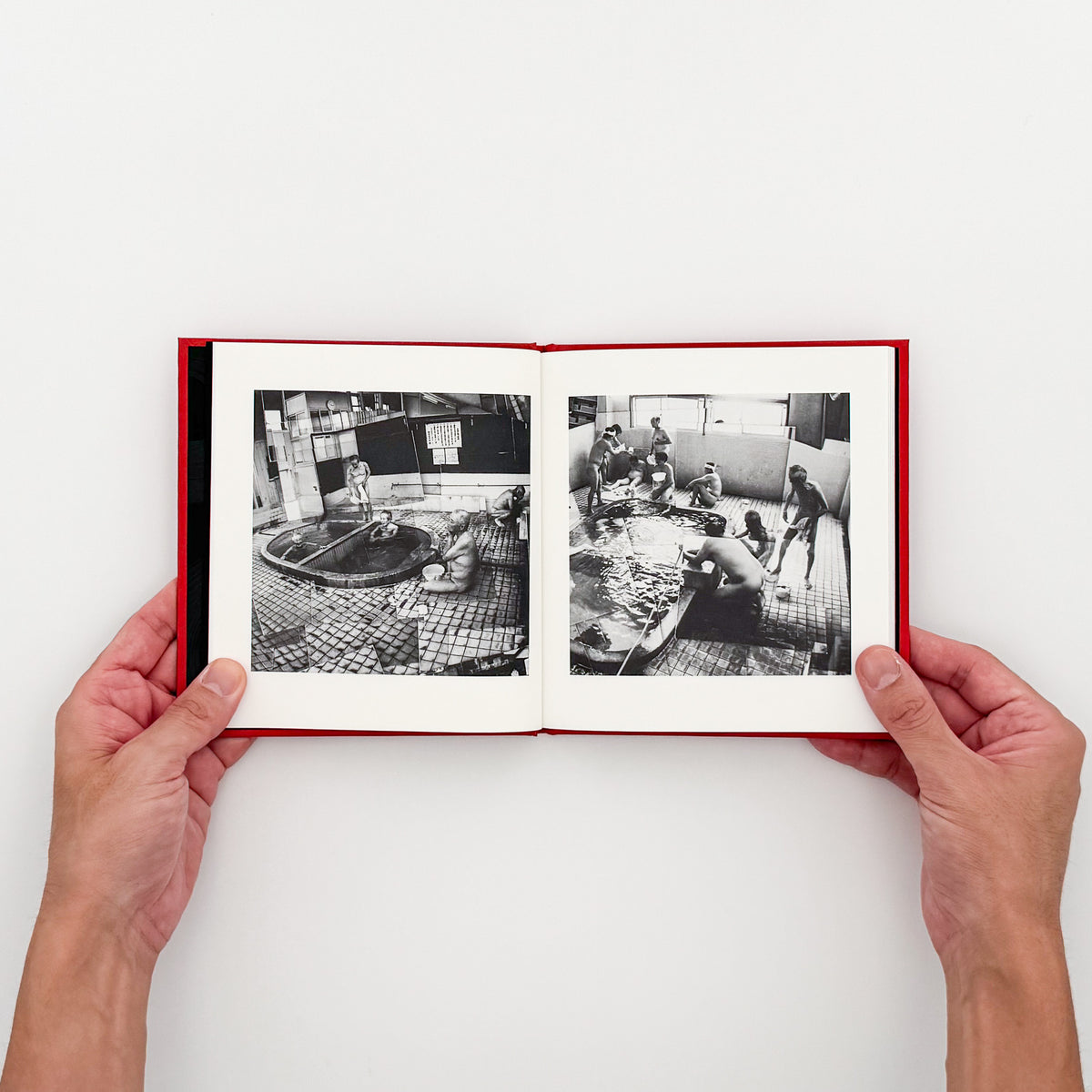 西野壮平『SHORT STORIES: Beppu』。2020年に大分県別府市の約200か所の温泉を撮影した《Diorama Map》から、共同浴場と人々の姿を再構成した2023年Migo刊の写真集。64頁、パノラマ図版の折り込み2点付き。