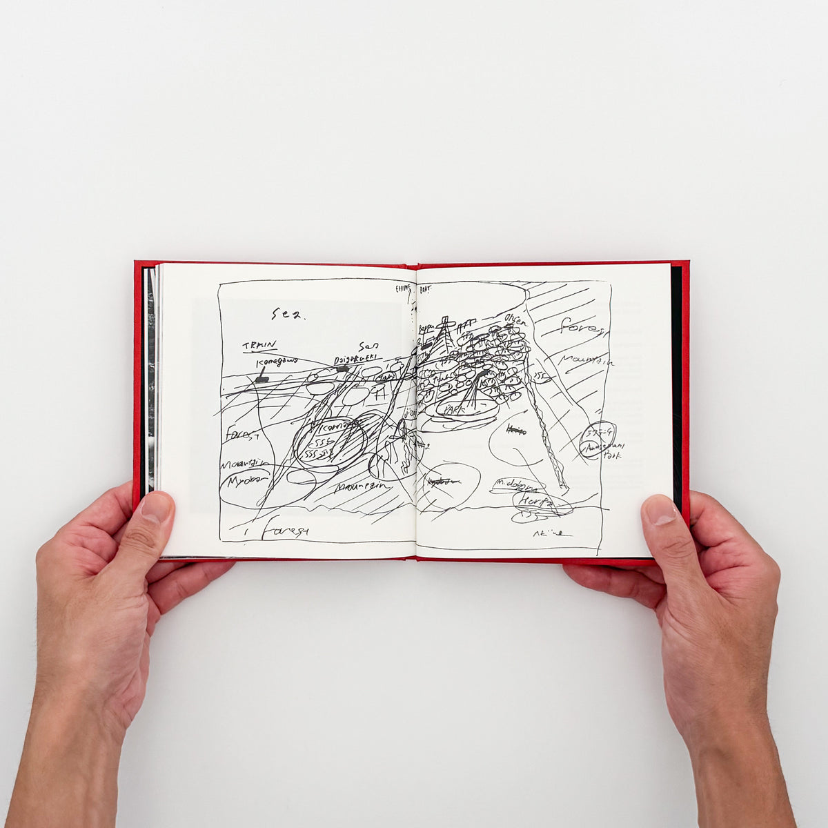 西野壮平『SHORT STORIES: Beppu』。2020年に大分県別府市の約200か所の温泉を撮影した《Diorama Map》から、共同浴場と人々の姿を再構成した2023年Migo刊の写真集。64頁、パノラマ図版の折り込み2点付き。