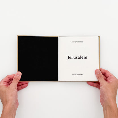 西野壮平『SHORT STORIES: Jerusalem』。2012年撮影の《Diorama Map》からエルサレムの都市風景と細部を再構成した、2026年Migo刊の写真集。宗教や文化、旅の記憶をめぐる文章を収録したハードカバー、64頁。