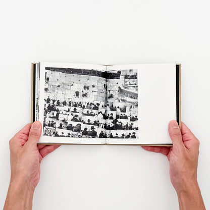 野壮平『SHORT STORIES: Jerusalem』。2012年撮影の《Diorama Map》からエルサレムの都市風景と細部を再構成した、2026年Migo刊の写真集。宗教や文化、旅の記憶をめぐる文章を収録したハードカバー、64頁。