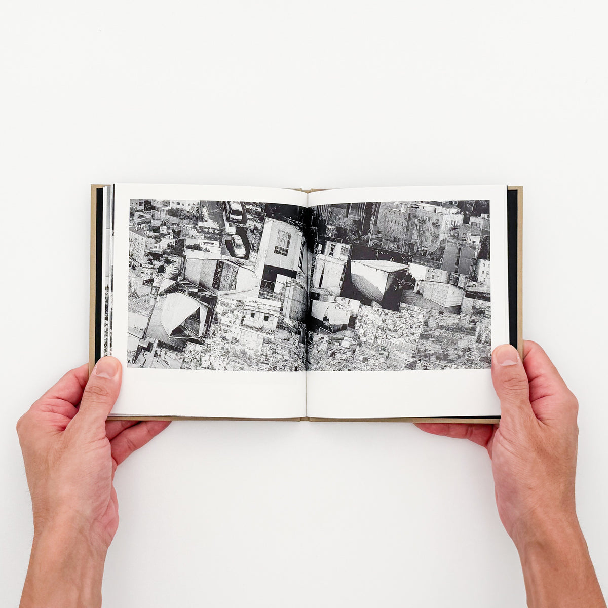 野壮平『SHORT STORIES: Jerusalem』。2012年撮影の《Diorama Map》からエルサレムの都市風景と細部を再構成した、2026年Migo刊の写真集。宗教や文化、旅の記憶をめぐる文章を収録したハードカバー、64頁。