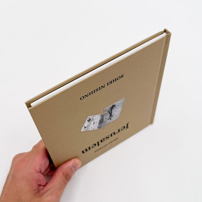西野壮平『SHORT STORIES: Jerusalem』。2012年撮影の《Diorama Map》からエルサレムの都市風景と細部を再構成した、2026年Migo刊の写真集。宗教や文化、旅の記憶をめぐる文章を収録したハードカバー、64頁。