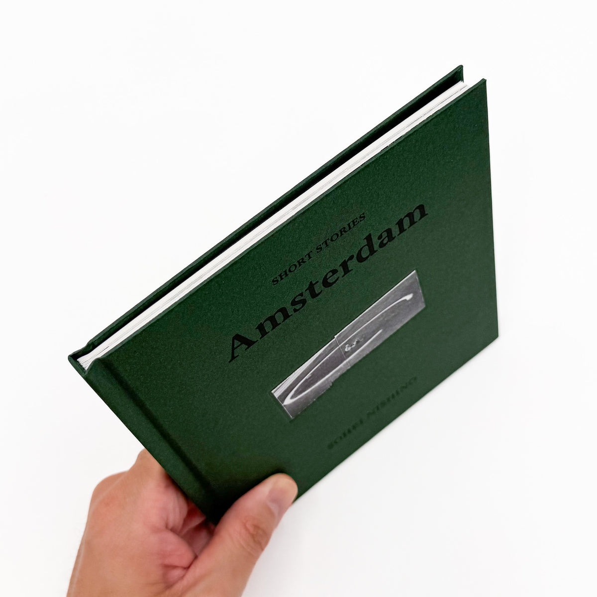 西野壮平『SHORT STORIES: Amsterdam』。2014年撮影の《Diorama Map》からアムステルダムの都市風景と細部を再構成した、2026年Migo刊の写真集。巻末にコラージュ作品全体図の折り込み付き。