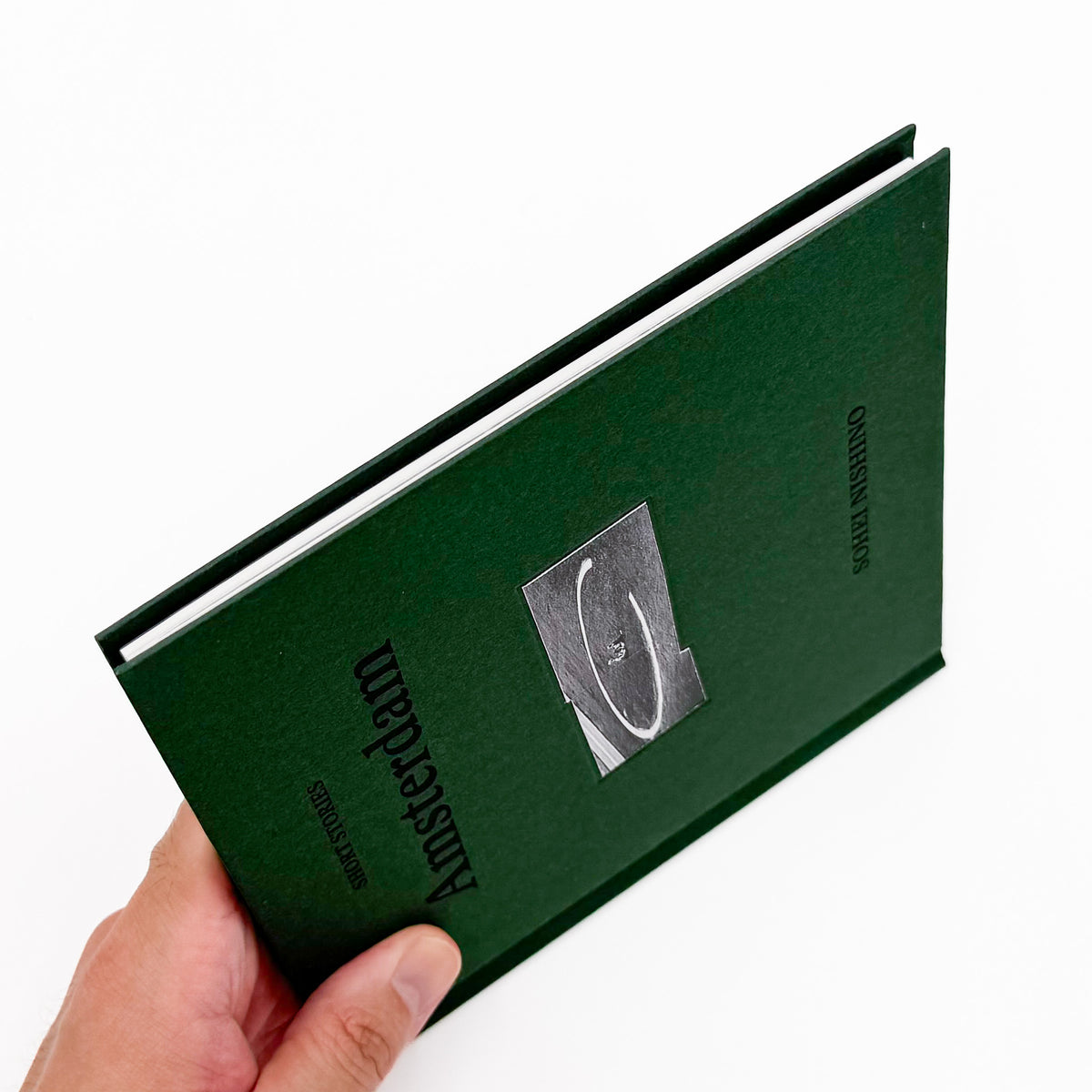 西野壮平『SHORT STORIES: Amsterdam』。2014年撮影の《Diorama Map》からアムステルダムの都市風景と細部を再構成した、2026年Migo刊の写真集。巻末にコラージュ作品全体図の折り込み付き。
