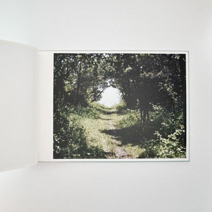 鈴木理策　海と山のあいだ Between the Sea and the Mountain – Kumano（サイン入り） - アマナサルト - 文福